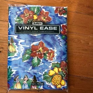 ❤Vinyl wipe off table cloth 52”x70” table.❤